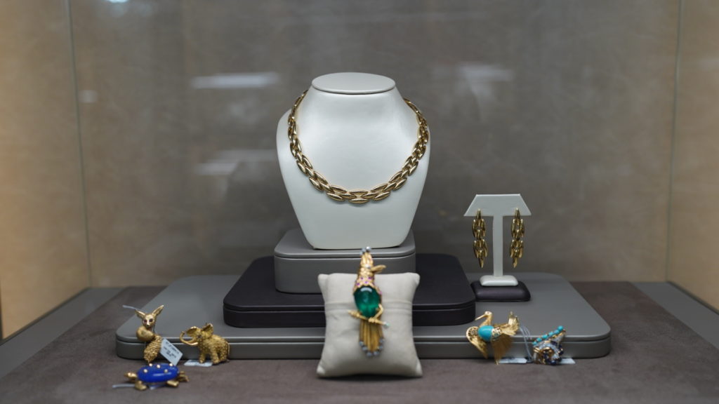 8 Tips for Vintage Jewelry Collecting From the Experts